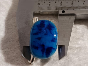 Blauer Anhänger aus Fusingglas mit Einschlüssen – Bild 3